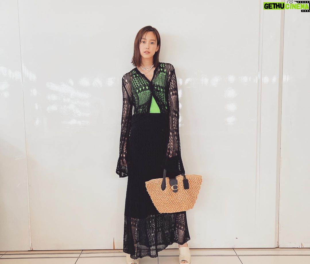 Mirei Kiritani Instagram - 晴れて気持ちのいい天気☀️ストローコレクションのbagが気分🌱 set: #mullerofyoshiokubo tank: #tan bag: #CoachNY shoes: #bottegaveneta