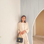 Mirei Kiritani Instagram - jacket&pants: #amerivintage bag: @maisonvalentino #OneStudBag necklace: #521