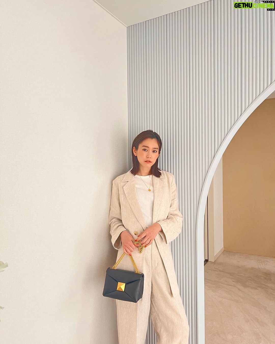 Mirei Kiritani Instagram - jacket&pants: #amerivintage bag: @maisonvalentino #OneStudBag necklace: #521