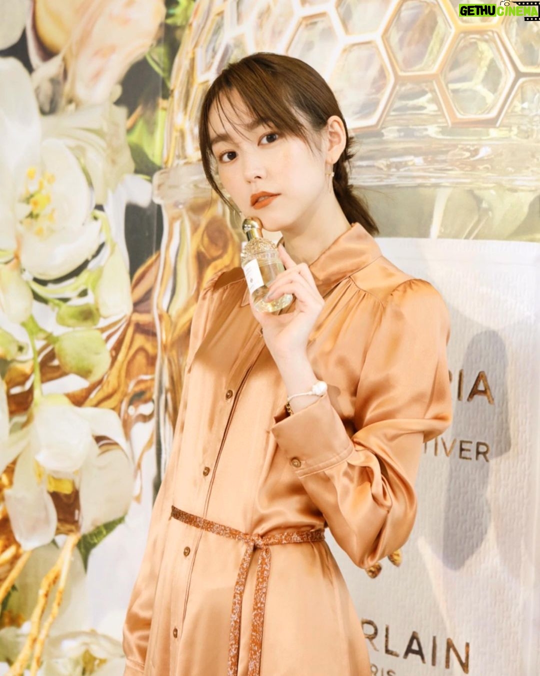 Mirei Kiritani Instagram - @guerlain のフレグランスで人気NO.1の“アクアアレゴリア”がサスティナブルなフレグランスに🐝🧡 わたしは新しい香りのネロリアベチバーが好き。 好きな香りってほんと癒される🥺 #ゲラン #アクアアレゴリア
