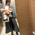 Mirei Kiritani Instagram - 久しぶりのスカート🖤💙🖤なぜなら自転車漕がなくていい日だったから！！withぱとら。 このスカート、エコレザーだから甘くなりすぎずいいかんじ🥺それにしても暑いのか寒いのかわからんねー🤷‍♀️ jacket: #MM6 T-shirt: #room306contemporary skirt: #uncrave_white