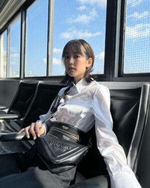 Mirei Kiritani Instagram - 🖤💙🤍🖤💙🤍
#PradaTriangle