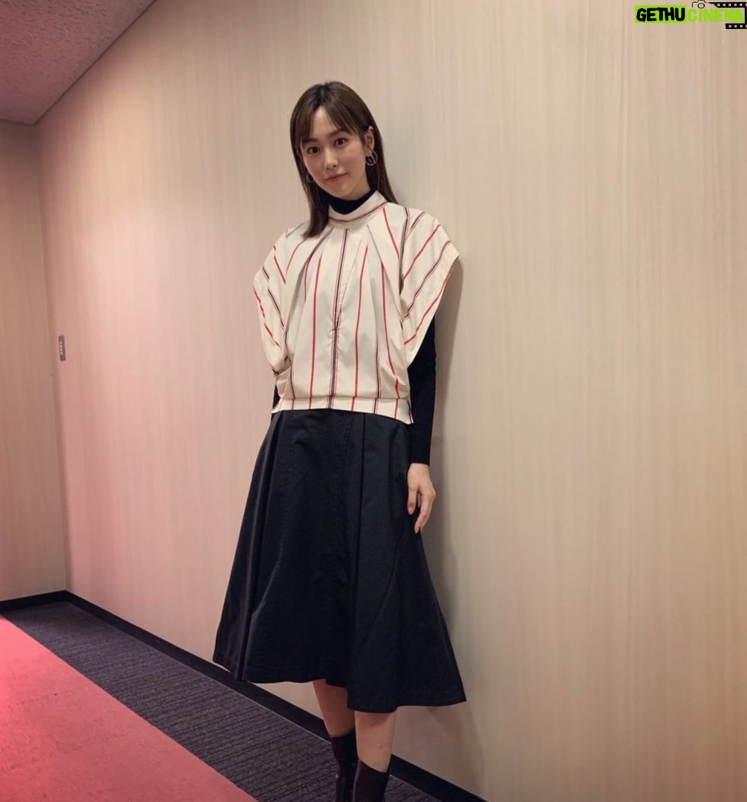 Mirei Kiritani Instagram - 「生様様様」ありがとうございました😌 久しぶりのテレビ。緊張したなぁ。 outfit: @31philliplim earrings: @charlottechesnaisjewelry