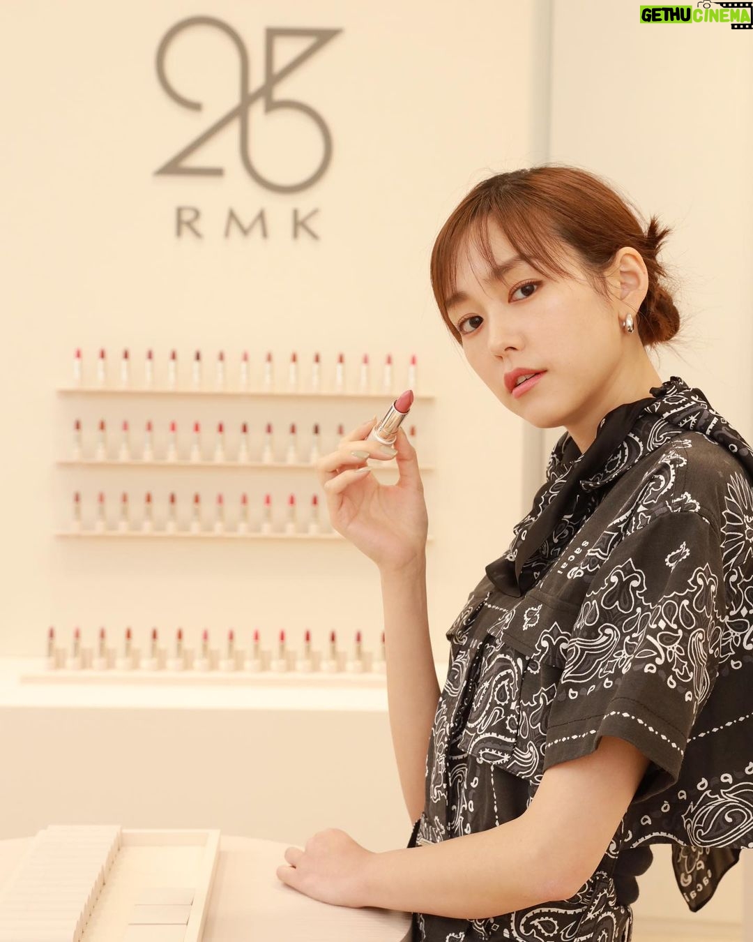 Mirei Kiritani Instagram - ブランド創立25周年のRMKが3月4日から開催するポップアップへ、一足先に遊びに行ってきました😌 25周年を記念して登場する新しいリップはツヤツヤでもマットでもなく絶妙な仕上がり👏 サンプルがもらえるカプセルトイやコラボドーナツのコンテンツもあって盛りだくさんでした。 青山本店で3月31日までやっているので、ぜひ🥰 #RMK25th #RMKリップ