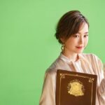 Mirei Kiritani Instagram - ブルボン新CM見てくれた？？ しっとり研究家の桐谷です🙋‍♀️ ビスケット王朝三つの王家の戦いのキャンペーン開始！！ ぜひしっとり家に一票を🥺❤️