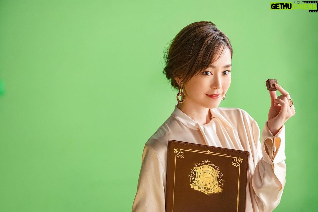 Mirei Kiritani Instagram - ブルボン新CM見てくれた?? しっとり研究家の桐谷です🙋♀️ ビスケット王朝三つの王家の戦いのキャンペーン開始!! ぜひしっとり家に一票を🥺❤️