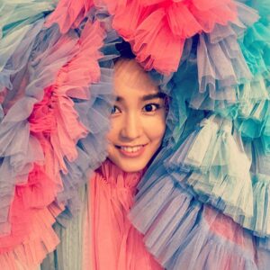 Mirei Kiritani Instagram - もっふもふのドレスに埋もれました。(実は腕が重くて必死なのは内緒。)
GINGER見てね😚