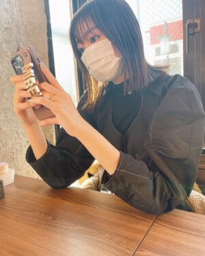 Mirei Kiritani Instagram - 不意打ちショットってさ、絶対ヤバい顔あるよね🤭
ケースと洋服はタグ付けしてるよ💁‍♀️
