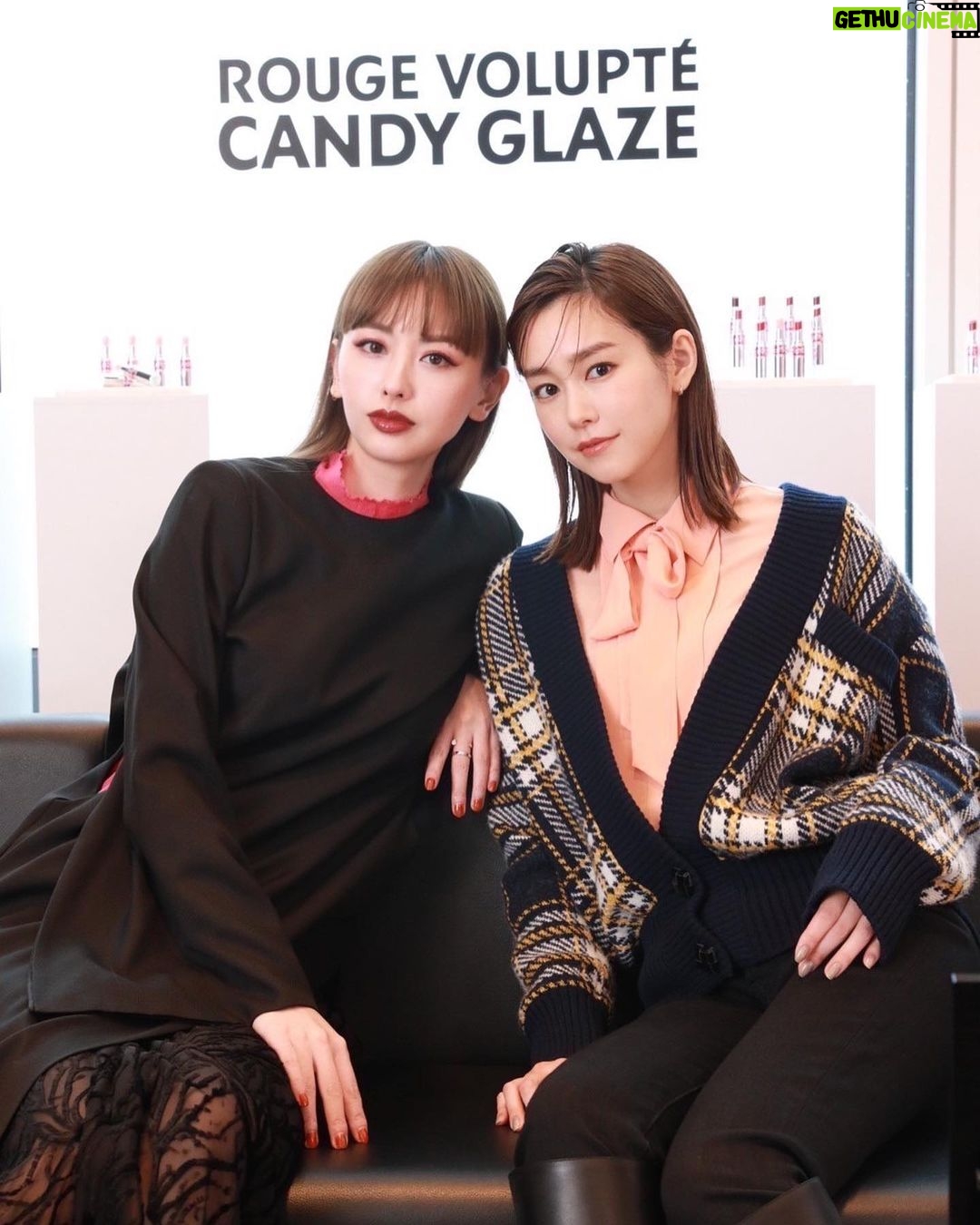 Mirei Kiritani Instagram - @yslbeauty の”ROUGE VOLUPTE CANDY GLAZE” フルーツ飴みたいな、じゅわとろ質感のリップ。塗り心地が気持ちいい☺️ つけたのは04番。07番も好きだったなぁ💋 1/5からオンラインとブティックで先行発売、1/14に全国発売です💄 #キャンディグレーズ