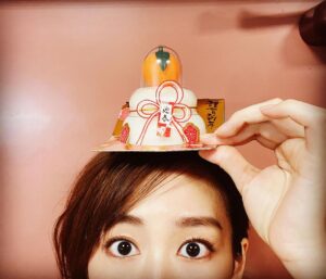 Mirei Kiritani Instagram - 新年あけましておめでとうございます🎍
遅くなりましたが、2022年もよろしくお願いします。
今日から仕事始めだった方多いかな？
わたしも始まりました😌
健康に、楽しく、頑張っていきましょう！