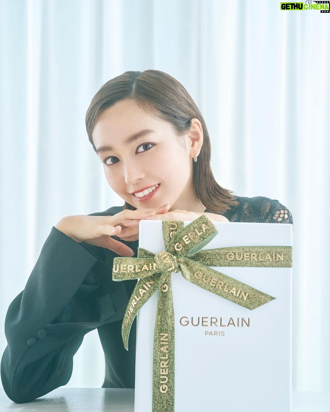 Mirei Kiritani Instagram - 今日10月15日発売、ゲランの今年のホリデーコレクションは、トルコのジュエラー、ベガム・カーンとのコラボレーションによる #ファンタジーアレゴリアコレクション 美しく着飾った動物たちの晩餐会をイメージし、ゲランのアイコン製品が特別な装いで勢ぞろい。この時期だけの特別なギフトボックスもあって、ジュエリーのような華やかさ🎁 他にもスキンケアやフレグランスのホリデー限定ギフトセットもあるので、自分へのご褒美、大切な方へのギフトにいかが🥺❤️ #ゲラン #ホリデー #オンブルジェ #ルージュジェ #Guerlain_Ambassador