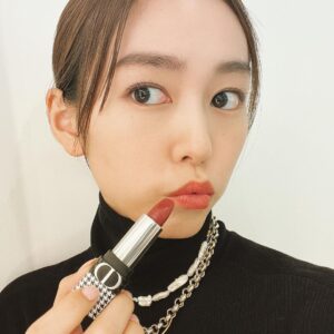 Mirei Kiritani Instagram - @diorbeauty から1/1に発売されるニュールックエディション🖤🤍🖤
千鳥格子がめちゃくちゃかわいいこのアイテム達は、1/2から伊勢丹新宿の期間限定イベントにも登場。
つけたのは、ルージュディオール バームの728💄透け感のあるリップが好き。
ディオールスキン フォーエヴァーグロウ クッションは自然なツヤ肌にしてくれるところがお気に入り🖤🤍🖤