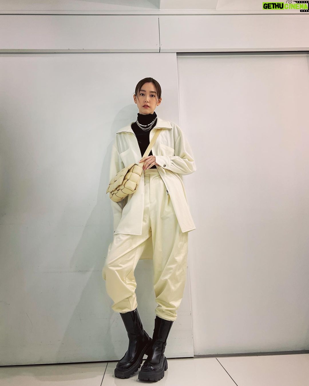 Mirei Kiritani Instagram - 🤍🖤🤍🖤🤍 knit: uncrave jacket: sayaka davis pants: things that matter boots: ameri vintage bag: bottega veneta 🤍🖤🤍🖤🤍