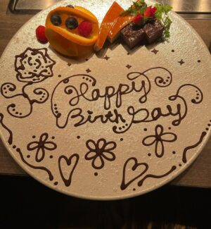 Mirei Kiritani Instagram - 本日、32歳になりました。
なんてあっという間の1年！！っていうのが今年の感想。笑
そんな秒速で過ぎた中でも、沢山の発見、学び、喜び、、色んな経験ができました。
ありがとうございます。
さぁ、32歳も気張ってやってくぞ✌️
まずはバチェラー待機🌹