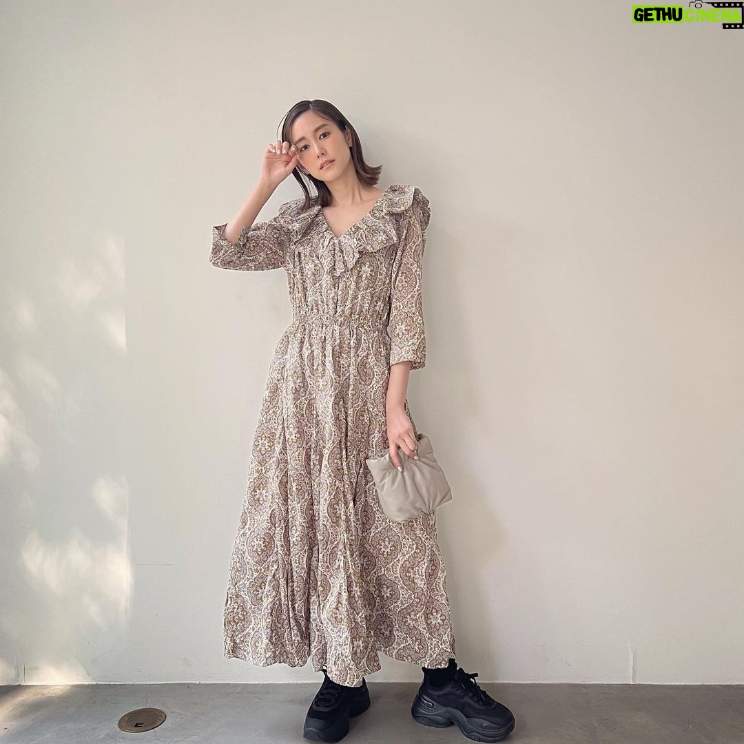 Mirei Kiritani Instagram - onepiece👗 さとかなさんとPasand by ne Quittez pasのコラボ bag👝ZANCHETTI shoes👟ZARA 花柄フリルでいつもより甘いコーデ。照れ隠しにゴツめのスニーカー合わせてみた🫣