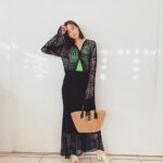 Mirei Kiritani Instagram - 晴れて気持ちのいい天気☀️ストローコレクションのbagが気分🌱 set: #mullerofyoshiokubo tank: #tan bag: #CoachNY shoes: #bottegaveneta