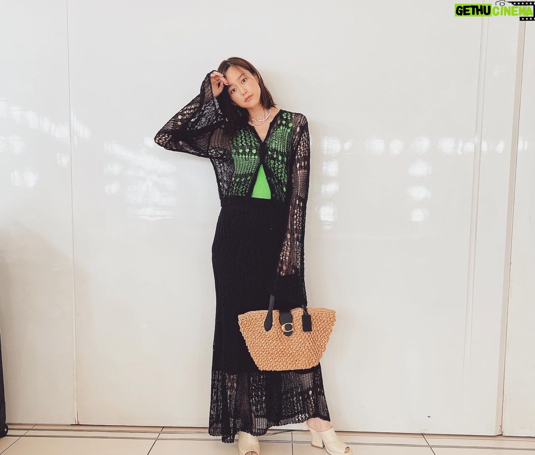 Mirei Kiritani Instagram - 晴れて気持ちのいい天気☀️ストローコレクションのbagが気分🌱 set: #mullerofyoshiokubo tank: #tan bag: #CoachNY shoes: #bottegaveneta