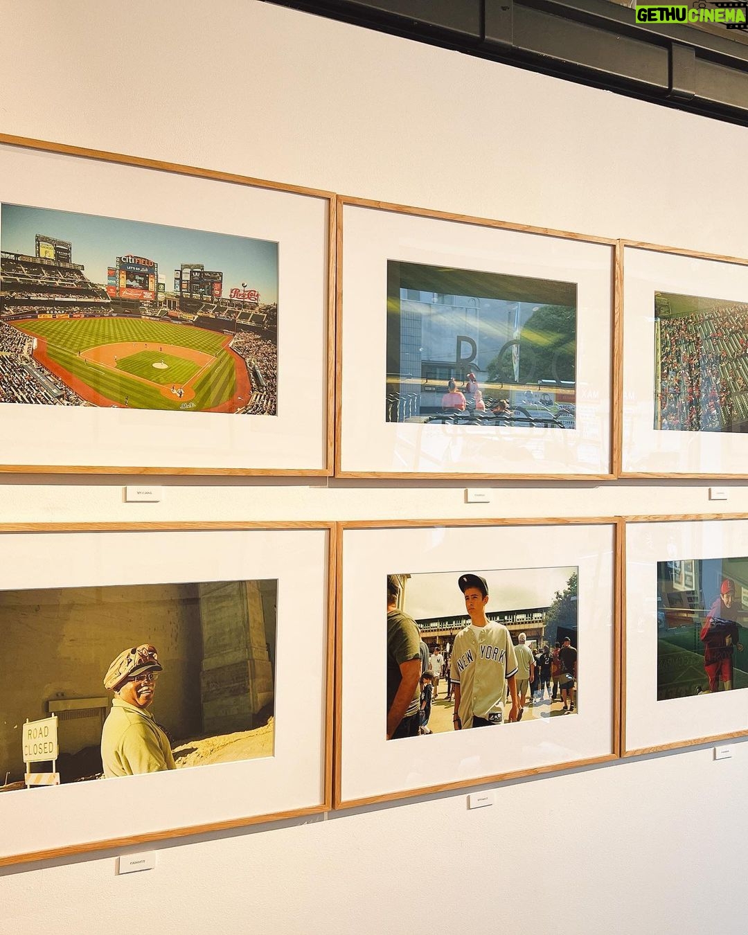 Mirei Kiritani Instagram - カメラマン竹内さん @ballpark.inc の個展へ⚾️ 素敵な写真いっぱいで、ちょうどご両親にもお会いできてありがたやーなGW☺️ Porter flagship store