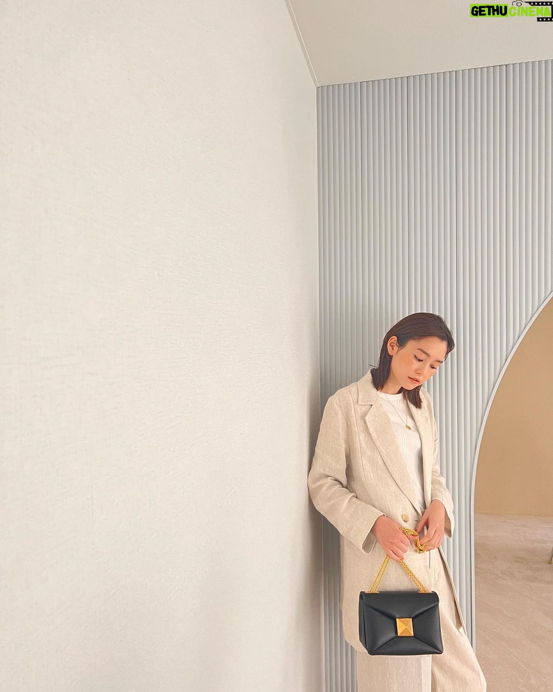 Mirei Kiritani Instagram - jacket&pants: #amerivintage bag: @maisonvalentino #OneStudBag necklace: #521