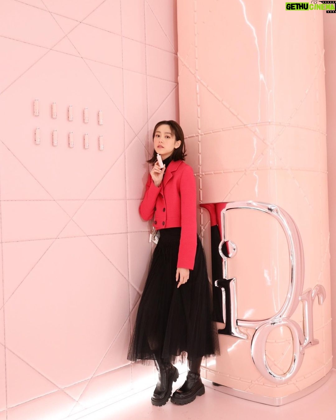 Mirei Kiritani Instagram - 4/8から発売される「ディオール アディクト リップスティック」 わたしがつけたのは526💄 絶妙なツヤとうるうる質感がずっと続くの💋 そしてメゾン ディオールのファッション コードから着想を得たクチュール リップスティック ケースが初登場。こちらもかわいい💗💙🤍 @DIORBEAUTY #DIORADDICT #ディオールアディクト #ディオールアディクトショールーム