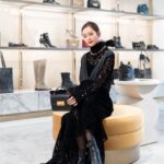 Mirei Kiritani Instagram - JIMMY CHOOのDIAMONDコレクション。 私が身につけたアイテムはドレッシーにも使えそうで、これからのホリデーシーズンにも大活躍の予感💛💛💛 表参道店では、PHOTO Snapを撮ることも出来てお買い物の合間に楽しい時間も過ごせるよ🥰 #jimmychoo #ジミーチュウ #PR