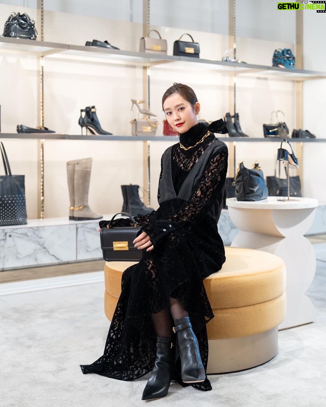 Mirei Kiritani Instagram - JIMMY CHOOのDIAMONDコレクション。 私が身につけたアイテムはドレッシーにも使えそうで、これからのホリデーシーズンにも大活躍の予感💛💛💛 表参道店では、PHOTO Snapを撮ることも出来てお買い物の合間に楽しい時間も過ごせるよ🥰 #jimmychoo #ジミーチュウ #PR