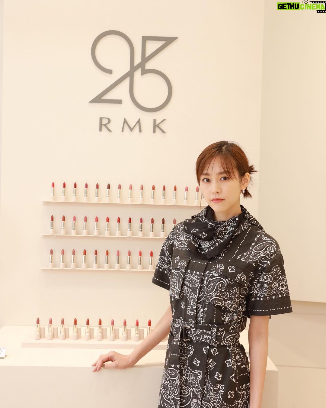 Mirei Kiritani Instagram - ブランド創立25周年のRMKが3月4日から開催するポップアップへ、一足先に遊びに行ってきました😌 25周年を記念して登場する新しいリップはツヤツヤでもマットでもなく絶妙な仕上がり👏 サンプルがもらえるカプセルトイやコラボドーナツのコンテンツもあって盛りだくさんでした。 青山本店で3月31日までやっているので、ぜひ🥰 #RMK25th #RMKリップ