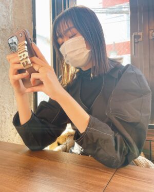 Mirei Kiritani Instagram - 不意打ちショットってさ、絶対ヤバい顔あるよね🤭
ケースと洋服はタグ付けしてるよ💁‍♀️