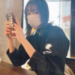 Mirei Kiritani Instagram - 不意打ちショットってさ、絶対ヤバい顔あるよね🤭 ケースと洋服はタグ付けしてるよ💁‍♀️
