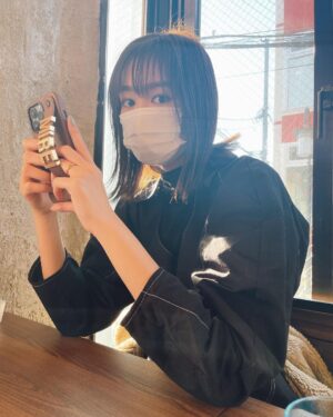 Mirei Kiritani Instagram - 不意打ちショットってさ、絶対ヤバい顔あるよね🤭
ケースと洋服はタグ付けしてるよ💁‍♀️