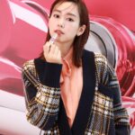 Mirei Kiritani Instagram - @yslbeauty の”ROUGE VOLUPTE CANDY GLAZE” フルーツ飴みたいな、じゅわとろ質感のリップ。塗り心地が気持ちいい☺️ つけたのは04番。07番も好きだったなぁ💋 1/5からオンラインとブティックで先行発売、1/14に全国発売です💄 #キャンディグレーズ