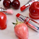 Mirei Kiritani Instagram - @yslbeauty の”ROUGE VOLUPTE CANDY GLAZE” フルーツ飴みたいな、じゅわとろ質感のリップ。塗り心地が気持ちいい☺️ つけたのは04番。07番も好きだったなぁ💋 1/5からオンラインとブティックで先行発売、1/14に全国発売です💄 #キャンディグレーズ