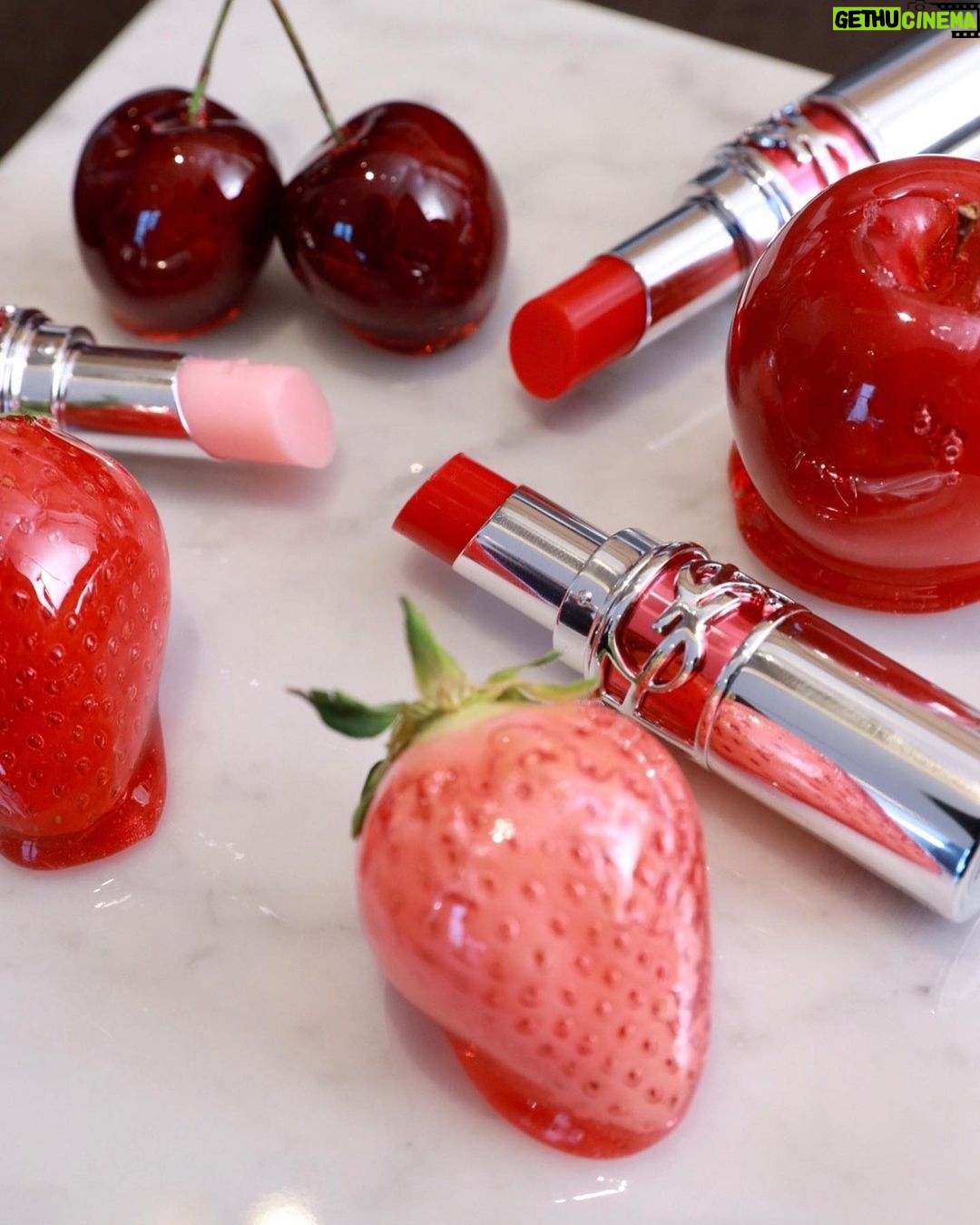Mirei Kiritani Instagram - @yslbeauty の”ROUGE VOLUPTE CANDY GLAZE” フルーツ飴みたいな、じゅわとろ質感のリップ。塗り心地が気持ちいい☺️ つけたのは04番。07番も好きだったなぁ💋 1/5からオンラインとブティックで先行発売、1/14に全国発売です💄 #キャンディグレーズ