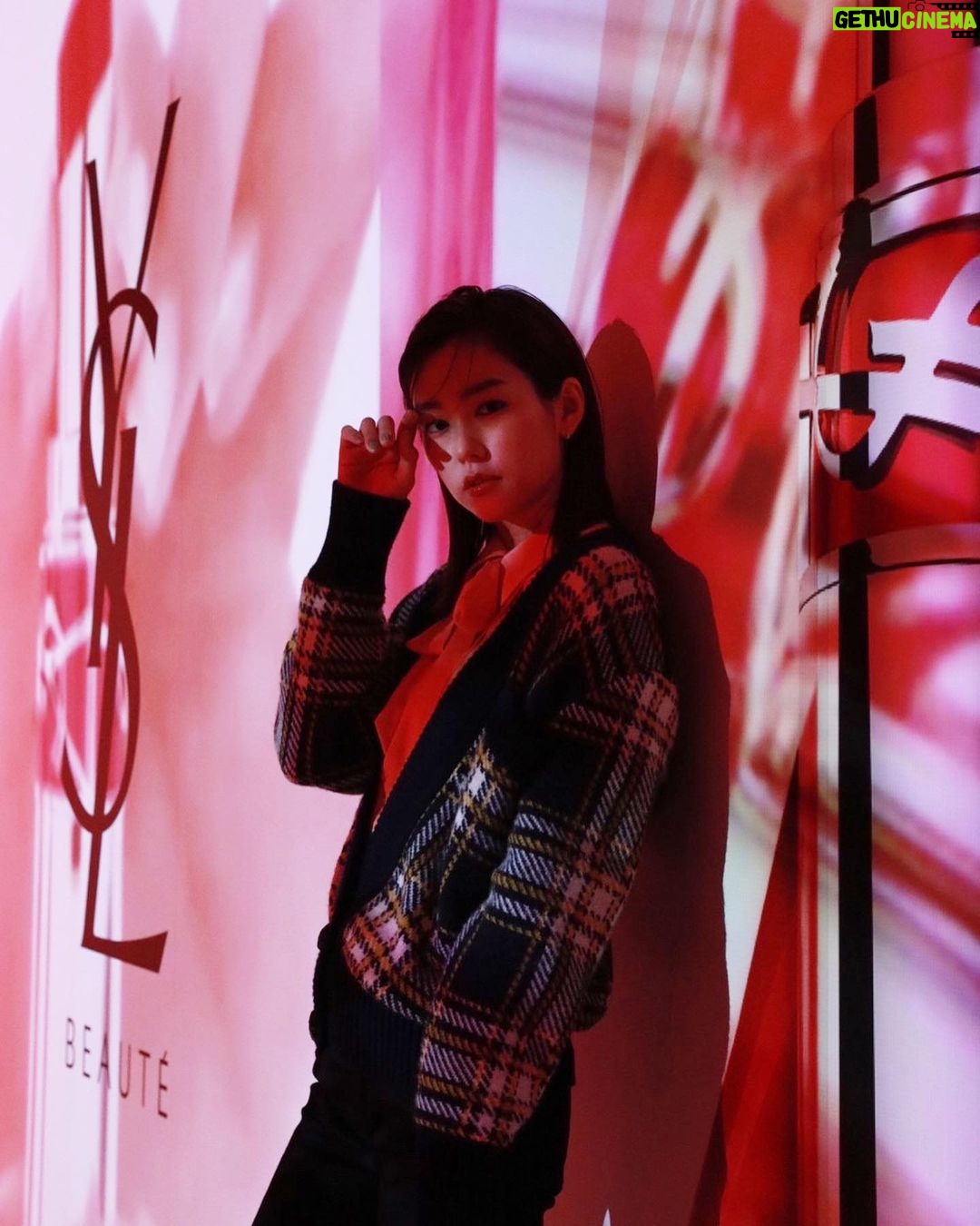 Mirei Kiritani Instagram - @yslbeauty の”ROUGE VOLUPTE CANDY GLAZE” フルーツ飴みたいな、じゅわとろ質感のリップ。塗り心地が気持ちいい☺️ つけたのは04番。07番も好きだったなぁ💋 1/5からオンラインとブティックで先行発売、1/14に全国発売です💄 #キャンディグレーズ
