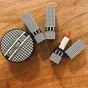 Mirei Kiritani Instagram - @diorbeauty から1/1に発売されるニュールックエディション🖤🤍🖤
千鳥格子がめちゃくちゃかわいいこのアイテム達は、1/2から伊勢丹新宿の期間限定イベントにも登場。
つけたのは、ルージュディオール バームの728💄透け感のあるリップが好き。
ディオールスキン フォーエヴァーグロウ クッションは自然なツヤ肌にしてくれるところがお気に入り🖤🤍🖤