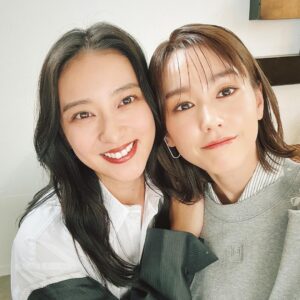Mirei Kiritani Instagram - 咲と十数年ぶりに一緒に撮影🥺🩵💛
10代の頃を懐かしみつつ、あれやこれや話してあー楽しかった！！大人になってからまた一緒にできるなんて嬉しすぎる😍
発売中のVERYみてね😊