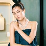 Mirei Kiritani Instagram - 明日、BOUCHERONが銀座中央通りに新店舗をオープン。 自然をテーマにしている店舗で店内には木や葉っぱのモチーフにがたくさん🍃 パリの本店に次ぐ大きな店舗なのでジュエリーも見応えたっぷり。 美しいジュエリーを身につけて気分が高揚しました🥹🥹🥹 #BoucheronGinza #Boucheron