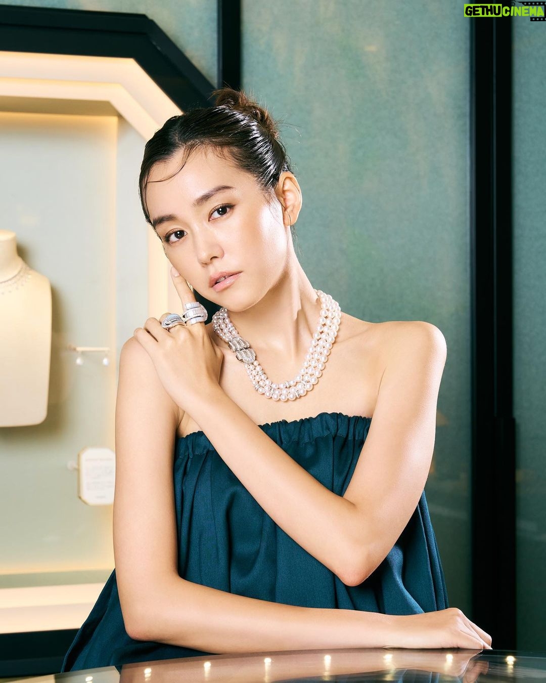 Mirei Kiritani Instagram - 明日、BOUCHERONが銀座中央通りに新店舗をオープン。 自然をテーマにしている店舗で店内には木や葉っぱのモチーフにがたくさん🍃 パリの本店に次ぐ大きな店舗なのでジュエリーも見応えたっぷり。 美しいジュエリーを身につけて気分が高揚しました🥹🥹🥹 #BoucheronGinza #Boucheron