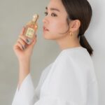 Mirei Kiritani Instagram - ゲランのサステナビリティを体現しているフレグランスシリーズの「アクア アレゴリア」に、ウッディテイストの新しい香りが誕生。 樹木と森林への愛を詰め込んだ香りはどれも魅力的で、ユニセックスに使えそう☺️ 私は「ローザ・パリッサンドロ」の力強くエレガントな花の香りがお気に入り。 自然を愛し大切にしているゲランだからこそ作り出せる香りを是非体験してみて🌹🌹🌹 #ゲラン #アクアアレゴリア #アクアアレゴリアフォルテ #Guerlain_Ambassador