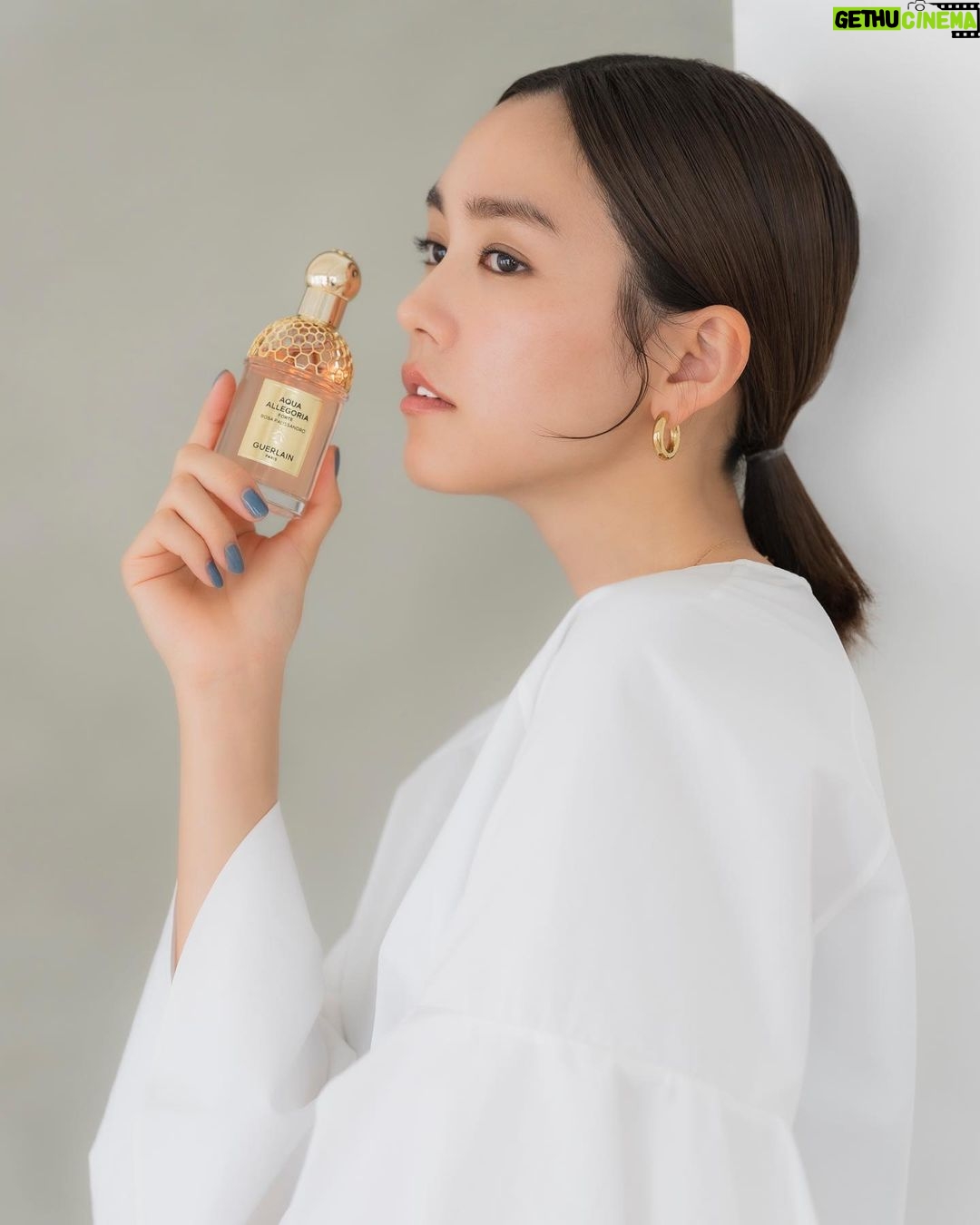 Mirei Kiritani Instagram - ゲランのサステナビリティを体現しているフレグランスシリーズの「アクア アレゴリア」に、ウッディテイストの新しい香りが誕生。 樹木と森林への愛を詰め込んだ香りはどれも魅力的で、ユニセックスに使えそう☺️ 私は「ローザ・パリッサンドロ」の力強くエレガントな花の香りがお気に入り。 自然を愛し大切にしているゲランだからこそ作り出せる香りを是非体験してみて🌹🌹🌹 #ゲラン #アクアアレゴリア #アクアアレゴリアフォルテ #Guerlain_Ambassador