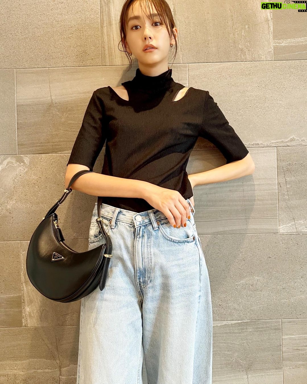 Mirei Kiritani Instagram - 🖤🩵🖤 TOP: #thingsthatmatter DENIM: #zara BAG: #PradaArque