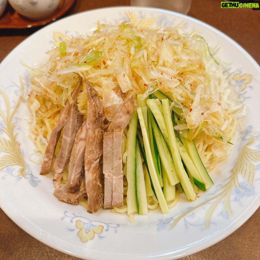 Mirei Kiritani Instagram - 夏の暑いのもう飽きたなぁ😮💨 夏の麺はいつも美味しいなぁ🤤 1枚目、夏といえばの鶏舎 2枚目、冷製カッペリーニキャビアのせ 3枚目、冷製桃のパスタ(👨作)