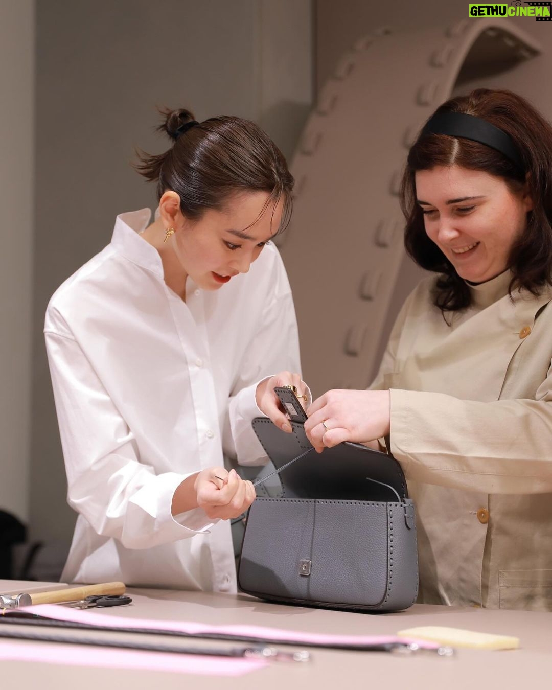 Mirei Kiritani Instagram - TOKYO MEDIA DEPARTMENTで開催中の「Fendi Selleria」 FENDIのクラフツマンシップを体験できる唯一無二のポップアップストアです👜 レザー工場の職人の技を間近で見られたり、実際に体験できたり。私もやらせてもらったんだけど、レザーだからステッチを通すのも想像より固くて力が必要で一苦労🙄 改めて職人技の素晴らしさを感じました。 3/31までなので是非😊 #FendiSelleria #PR