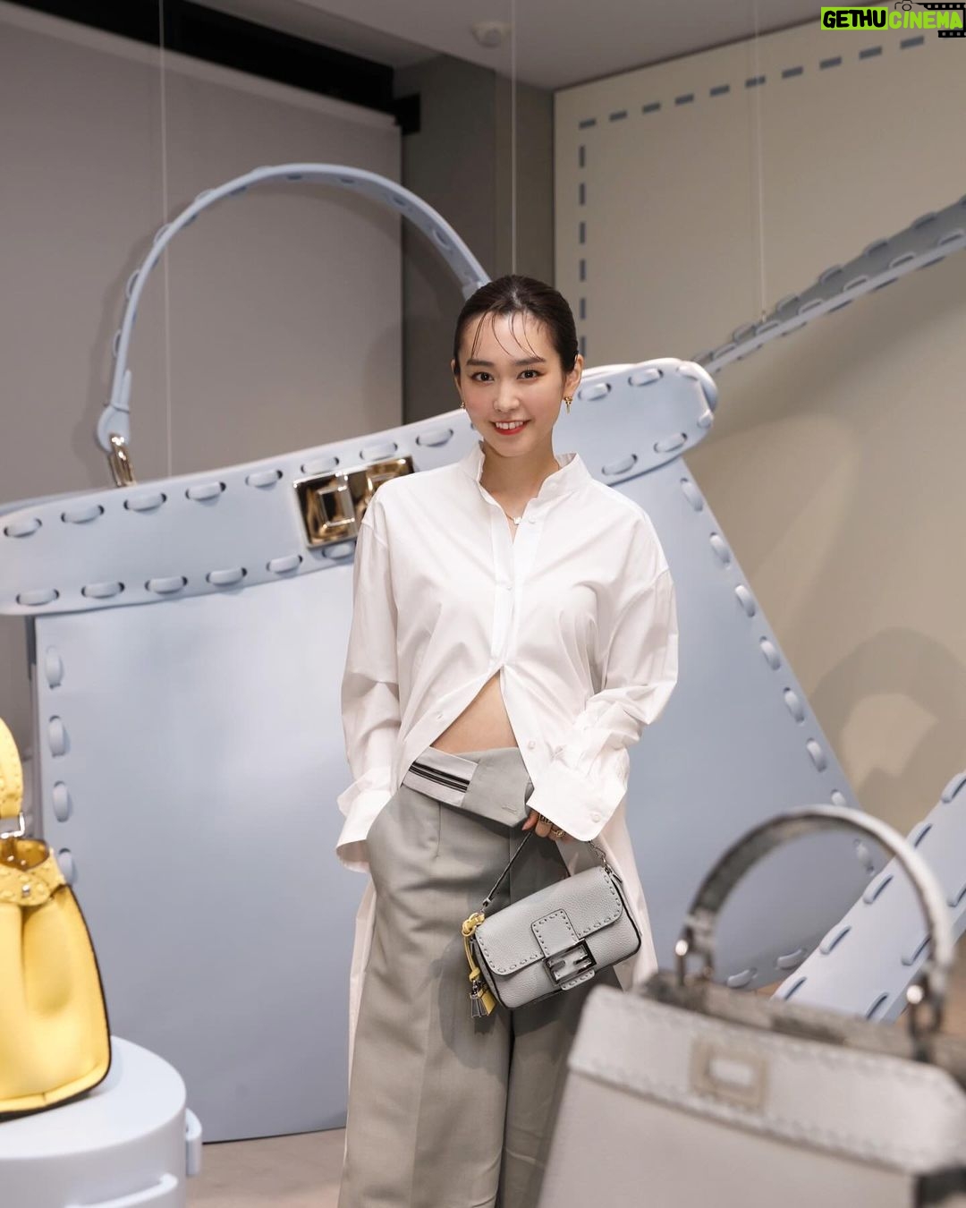 Mirei Kiritani Instagram - TOKYO MEDIA DEPARTMENTで開催中の「Fendi Selleria」 FENDIのクラフツマンシップを体験できる唯一無二のポップアップストアです👜 レザー工場の職人の技を間近で見られたり、実際に体験できたり。私もやらせてもらったんだけど、レザーだからステッチを通すのも想像より固くて力が必要で一苦労🙄 改めて職人技の素晴らしさを感じました。 3/31までなので是非😊 #FendiSelleria #PR