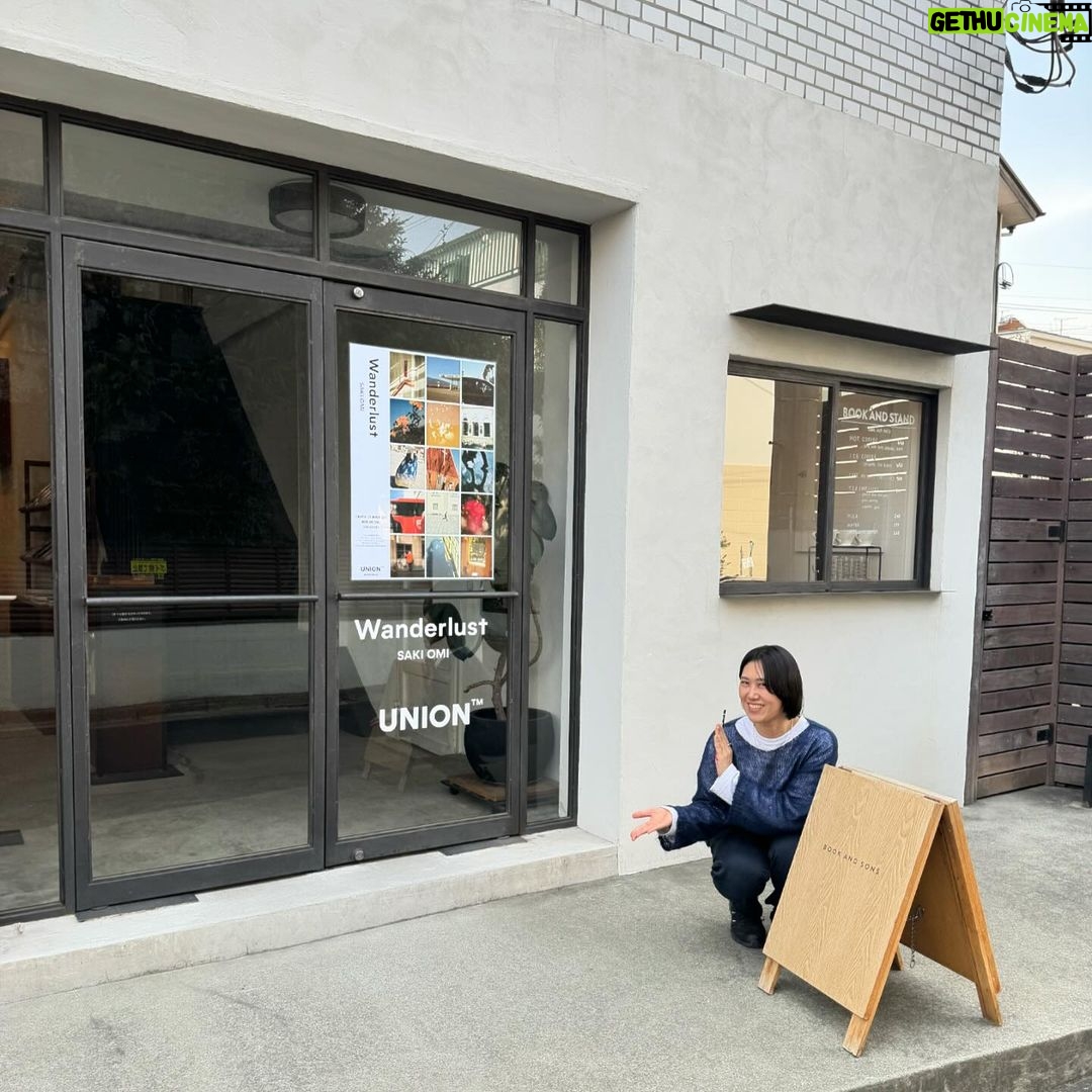 Mirei Kiritani Instagram - だだだ大好きなカメラマン、尾身ちゃんの写真展に行ってきたの🩵💚🩵💚 尾身ちゃんの繊細で優しくてユニークな写真たちが堪能できる、本当に素敵な空間でした🥹 発売する写真集には一緒に行った時のLAの風景も入っていたり。懐かしいなぁ。もう5年前だけど思い出深いなぁ。 嬉しいメッセージも書いてもらっちゃった☺️ 学大の駅近く、BOOK AND SONSで開催中だよー!