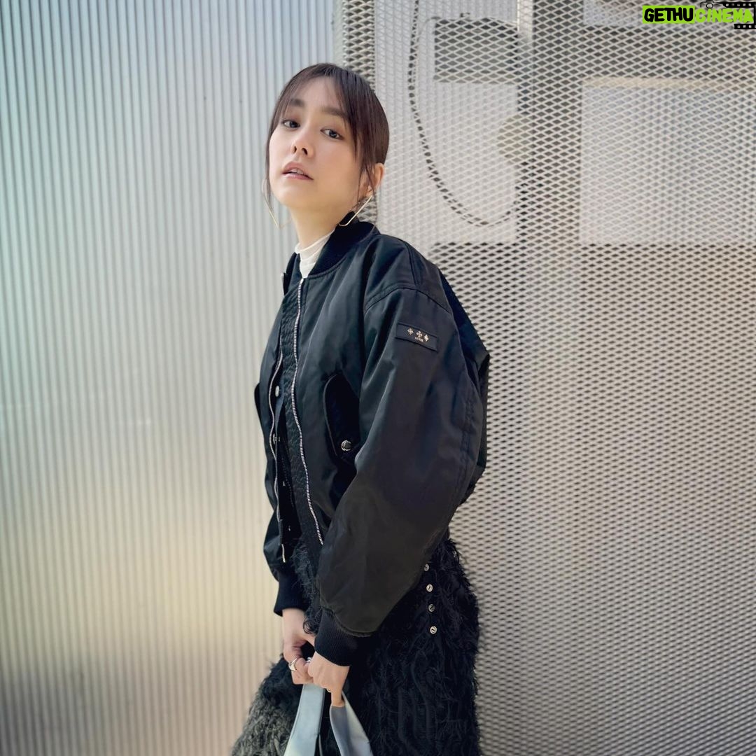 Mirei Kiritani Instagram - TATRASの春ブルゾンをスカートと合わせて着たくて🖤🤍🖤早くもっともっと暖かくなってほしいなぁ🌸 #TATRAS24SS #TATRAS #PR