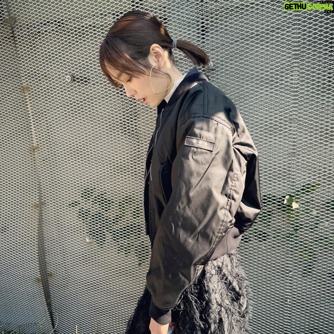 Mirei Kiritani Instagram - TATRASの春ブルゾンをスカートと合わせて着たくて🖤🤍🖤早くもっともっと暖かくなってほしいなぁ🌸 #TATRAS24SS #TATRAS #PR