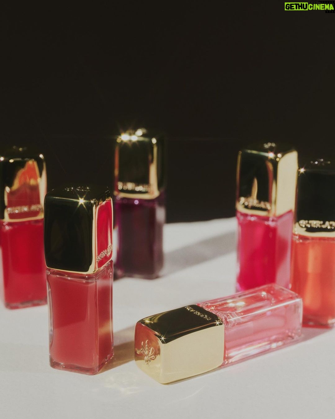 Mirei Kiritani Instagram - GUERLAIN KISSKISS BEE GLOW OIL ふっくらと潤う、ゲランの新作リップ #キスキスビーグロウオイル とろけるようなテクスチャーで、塗った瞬間にふっくらボリュームが!フレンチハニーの恵みで唇のケアもできる優秀リップ💄 発色も可愛くてお気に入りすぎて毎日つけてる🩷💜🧡 #ゲラン #Guerlain_Ambassador Photo : Toshiki Fukunaga @_toshiki_fukunaga Styling:Chie Takeoka @takeokachie Hair & Makeup:KATO(TRON) @katohairmake Direction:Saya Arai @saya_lee_arai