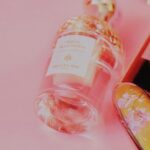 Mirei Kiritani Instagram - ゲランと日本の芸術家 品川亮氏のコラボレーションによる、限定リップ〈 ルージュ ジェ〉💄 世界中で愛される日本の桜の花が舞う様子をリップケースに描いたそう このケースを持ってるだけで気分があがるし何度でもリップをつけたくなっちゃう！ ゲランが提案する #桜ルック を纏って、ひと足先に春を感じてます🌸 使用アイテム ・#ルージュジェ チェリーブルーム(限定リップ) ・#メテオリット(パールパウダー) ・#オンブルジェ No.530 (アイシャドウ) ・#アクアアレゴリア フローラ チェリージア(フレグランス) Photo : Toshiki Fukunaga @_toshiki_fukunaga Styling：Chie Takeoka　@takeokachie Hair & Makeup：KATO(TRON) @katohairmake Direction：Saya Arai @saya_lee_arai #ゲラン　#guerlain_ambassador