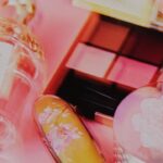Mirei Kiritani Instagram - ゲランと日本の芸術家 品川亮氏のコラボレーションによる、限定リップ〈 ルージュ ジェ〉💄 世界中で愛される日本の桜の花が舞う様子をリップケースに描いたそう このケースを持ってるだけで気分があがるし何度でもリップをつけたくなっちゃう！ ゲランが提案する #桜ルック を纏って、ひと足先に春を感じてます🌸 使用アイテム ・#ルージュジェ チェリーブルーム(限定リップ) ・#メテオリット(パールパウダー) ・#オンブルジェ No.530 (アイシャドウ) ・#アクアアレゴリア フローラ チェリージア(フレグランス) Photo : Toshiki Fukunaga @_toshiki_fukunaga Styling：Chie Takeoka　@takeokachie Hair & Makeup：KATO(TRON) @katohairmake Direction：Saya Arai @saya_lee_arai #ゲラン　#guerlain_ambassador